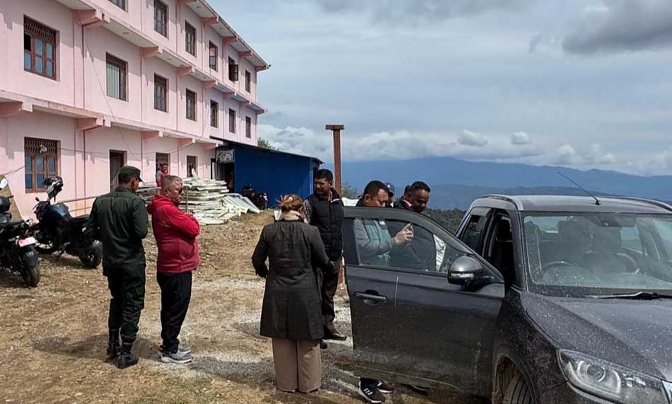 आधारभूत अस्पतालको भवन अलपत्र पार्ने ठेकेदारको गाडी नियन्त्रणमा        